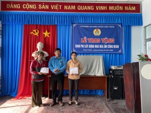 Ông Đỗ Thanh Hiền, Phó Chủ tịch LĐLĐ huyện trao kinh xây phí xây nhà "mái ấm công đoàn" cho công đoàn viên