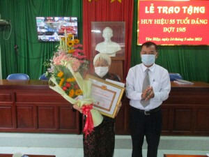 Tỉnh ủy viên, Phó Bí thư Thường trực Huyện ủy Châu Thành Trần Hữu Phong trao huy hiệu Đảng cho đảng viên thuộc Đảng bộ Thị trấn Tân Hiệp