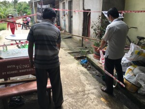 Ông Lê Văn Phú, Bí thư Đảng ủy và ông Trần Thanh Hải, Chủ tịch Ủy ban nhân dân xã Vĩnh Kim tiến hành cắt dây phong tỏa