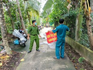 Lực lượng gỡ bỏ khu vực phong tỏa  ấp Hữu Lợi - xã Hữu Đạo
