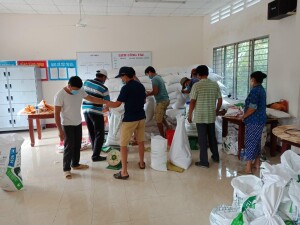 Ấp Miểu Hội phân chia gạo để cấp cho người dân