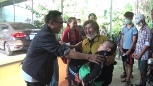 Một buổi phát quà cho trẻ em khuyết tật, nghèo do Bộ phận truyền thanh Trung tâm Văn hóa- Thể thao và Truyền thanh huyện Châu Thành phối hợp chùa Nam An, xã Vĩnh Kim tổ chức
