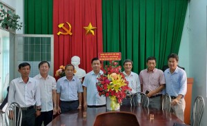 Lãnh đạo Huyện ủy tặng hoa chúc mừng Trung tâm Văn hóa - Thể thao và Truyền thanh huyện Châu Thành nhân kỷ niệm 99 năm ngày Báo chí cách mạng Việt Nam (21-6-1925 - 21-6-2024)